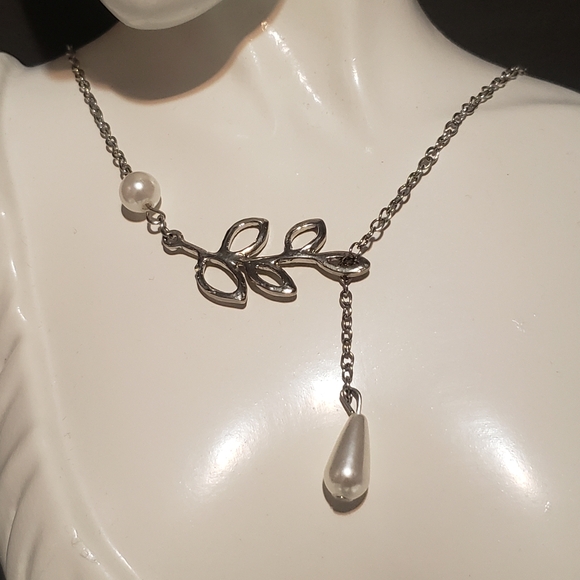 Leaf and Pearl 18" Necklace Silver Tone - Picture 1 of 7
